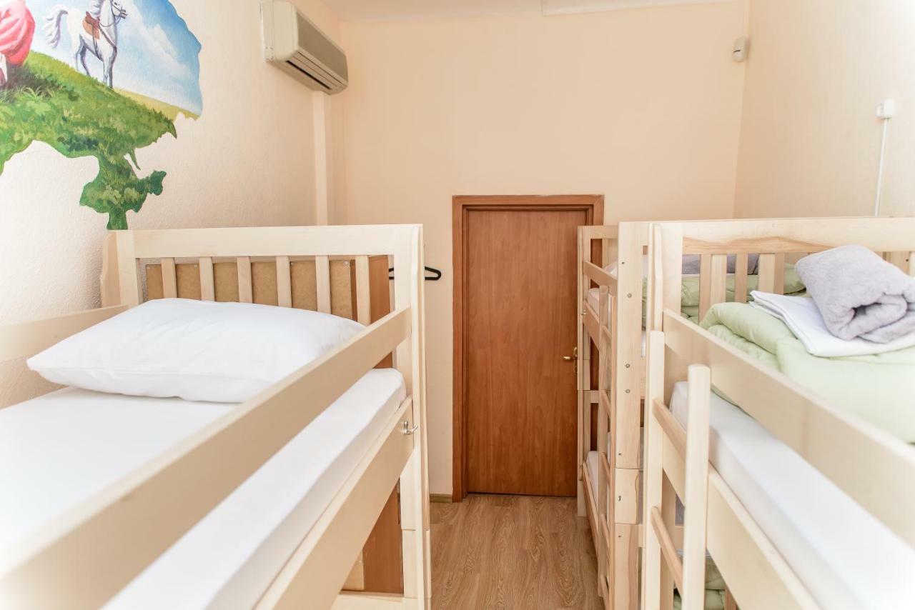 Globus Lipki Hostel Kiev Exterior foto